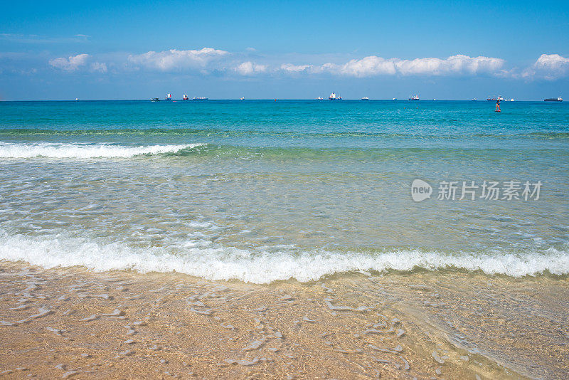 蓝绿色地中海的最东端――微风和柔和的海浪来到以色列海岸线上的沙滩上