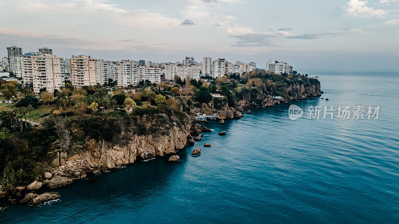 空中蓝绿色的大海和悬崖，蓝绿色的大海背景，空中的水撞击悬崖，海滩岛，大海和悬崖背景照片