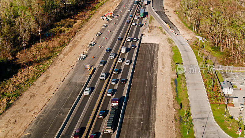 路易斯安那州10号州际公路交通的高角度鸟瞰图