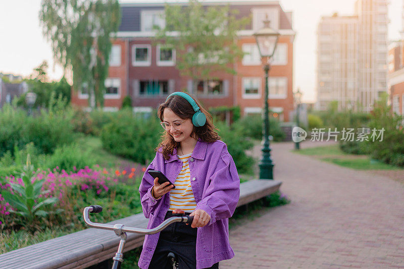 一个女人在日落时分骑着自行车在城里