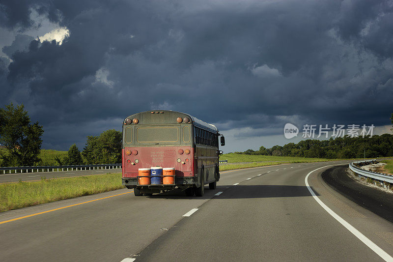 露营车行驶在通往不祥云彩的高速公路上。