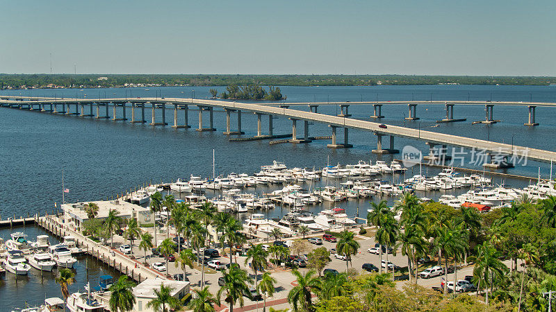 无人机拍摄的玛丽娜和爱迪生桥在卡卢萨哈奇河在佛罗里达州迈尔斯堡