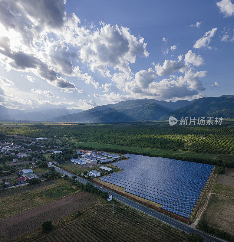 太阳能电池板和农田，鸟瞰图。碳中和和可再生能源工厂。