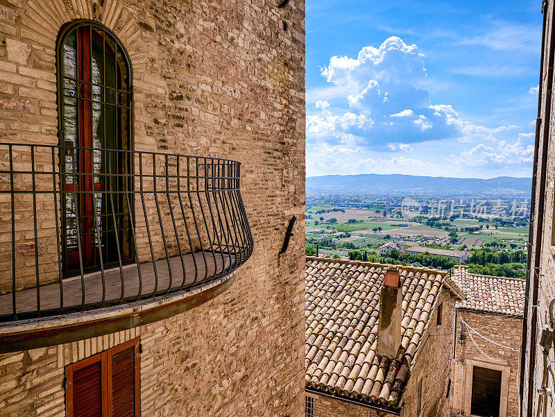 中世纪小镇阿西西(Assisi)和山谷中美丽的石头小巷一览无余