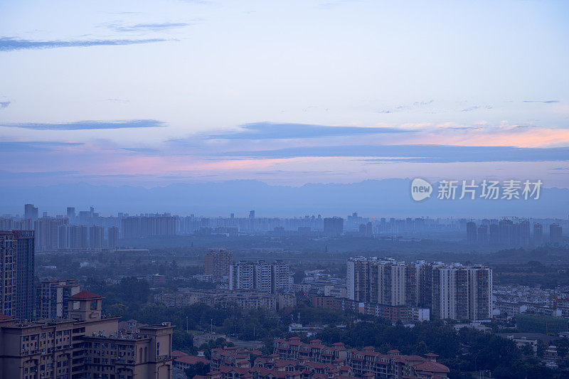 清晨，成都市上空乌云密布