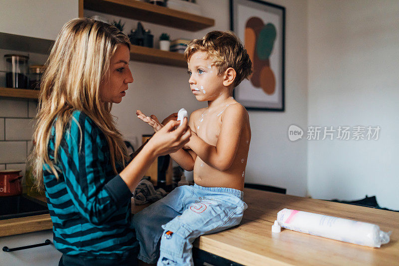 千禧一代的妇女通过给儿子吃水痘药来照顾他的健康