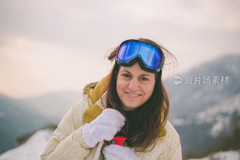 女孩穿着滑雪板或滑雪板的时尚面具护目镜