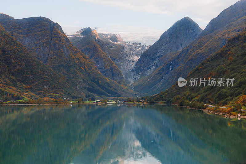 壮观的水晶蓝色反射湖与山脉和布里克斯达尔布林冰川背景在挪威