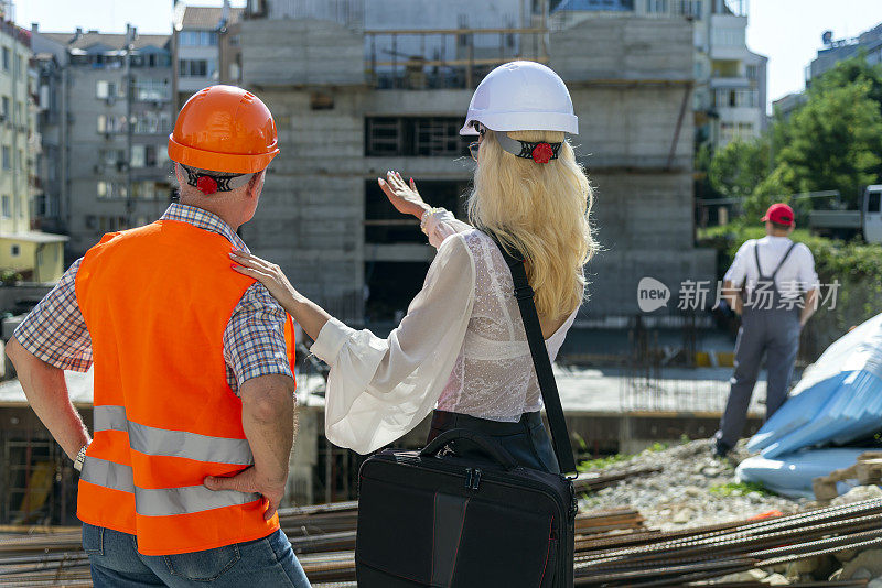 年轻的建筑师正在与施工主管讨论计划