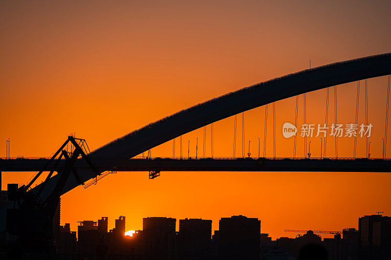 日落黄昏背景下的上海卢浦大桥