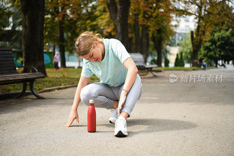 年轻女子在慢跑时伤了脚踝