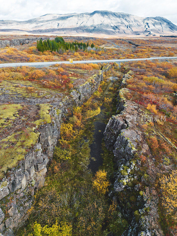 冰岛Thingvellir国家公园的秋天。地表上可见构造板块