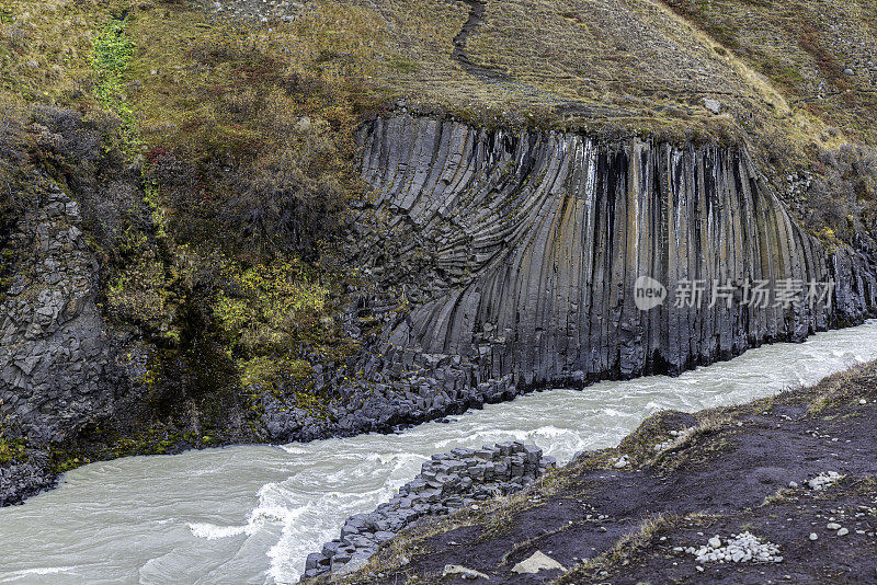 玄武岩柱，斯图拉吉尔峡谷，约库达鲁尔，冰岛。