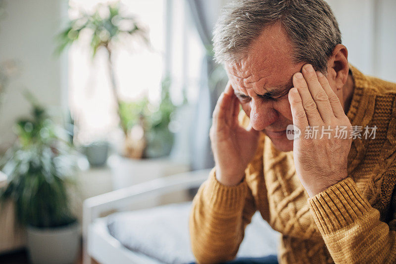 头痛，一个男人用手按摩他的头