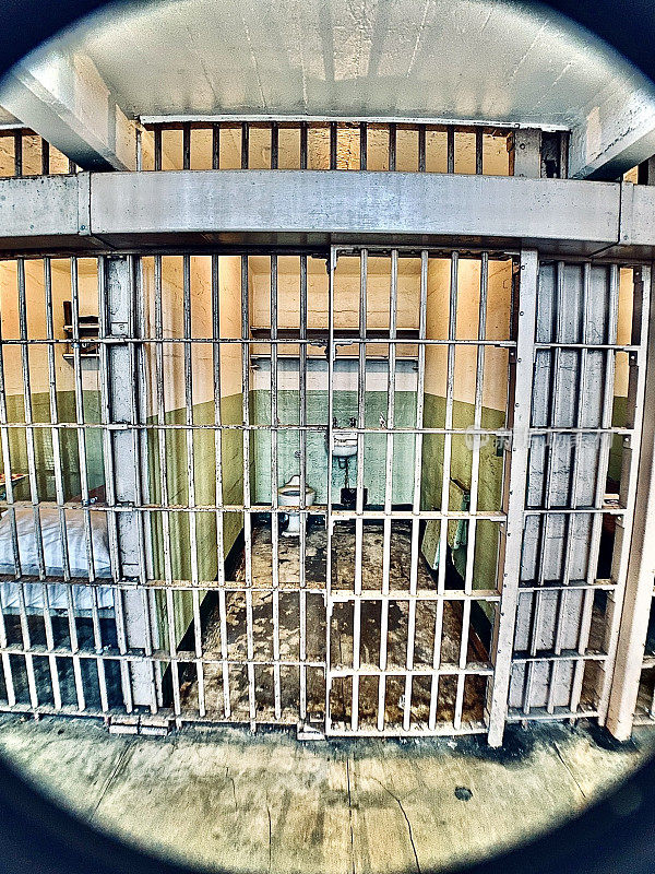 一个瓷便盆、脸盆和剥落的油漆是恶魔岛联邦监狱9X5X7牢房的标准设施。