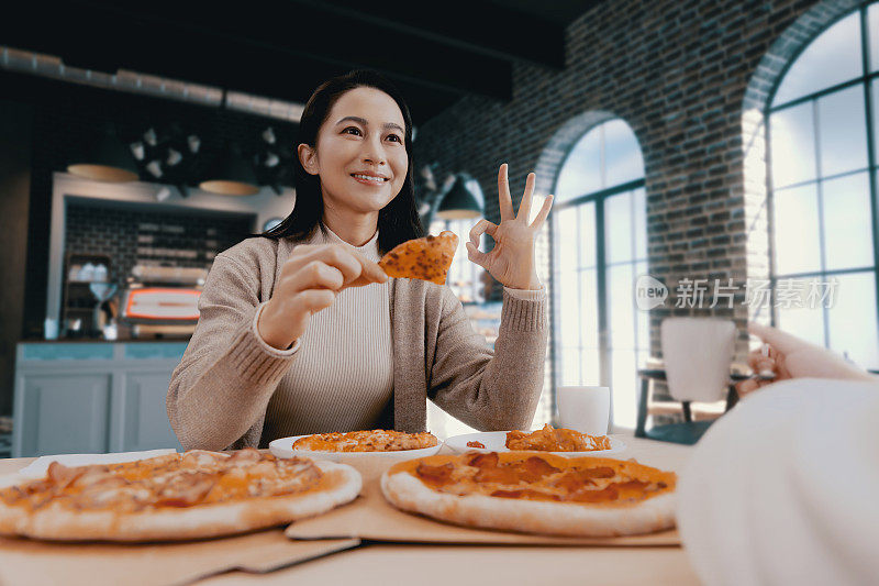 女性手握一片披萨