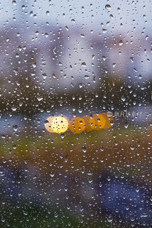 雨滴落在玻璃上