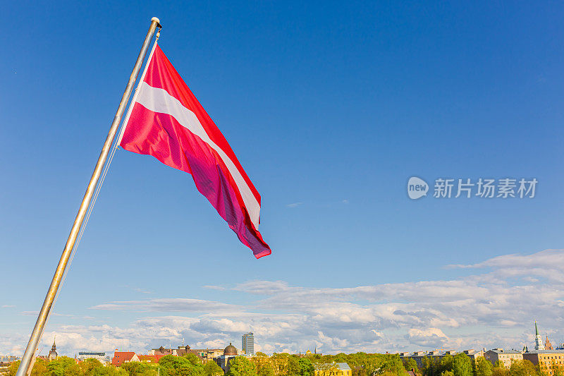 蔚蓝的天空衬托着拉脱维亚国旗。