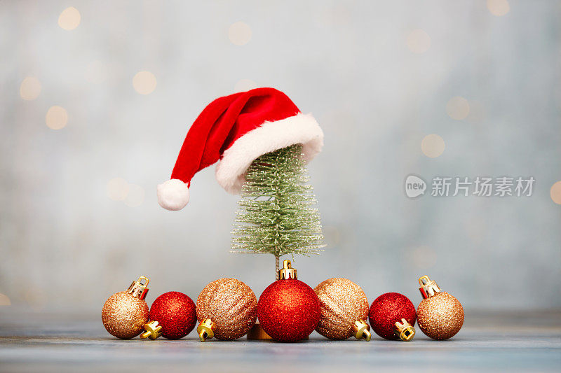 圣诞背景与树和装饰品