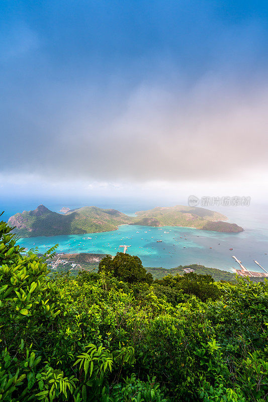 越南孔岛的本坝港，有美丽的碧海蓝天山和五颜六色的小船。