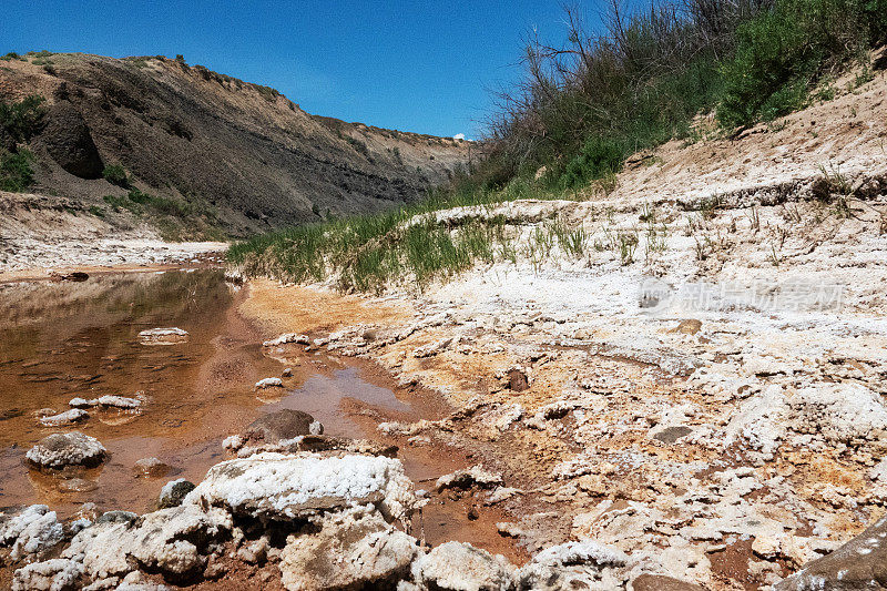 犹他州绿河沙漠中的小矿物饱和溪流。