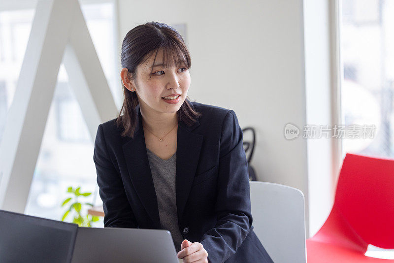 商务妇女在会议室讨论