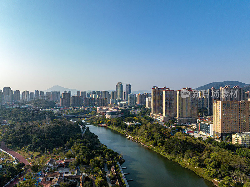 河流环抱的宜居城市的绿化和居住建筑