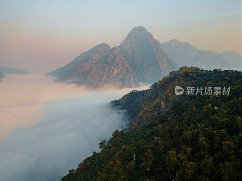 日出时云中喀斯特山脉的鸟瞰图