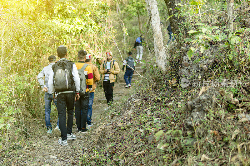 一群人在山林里跟踪。