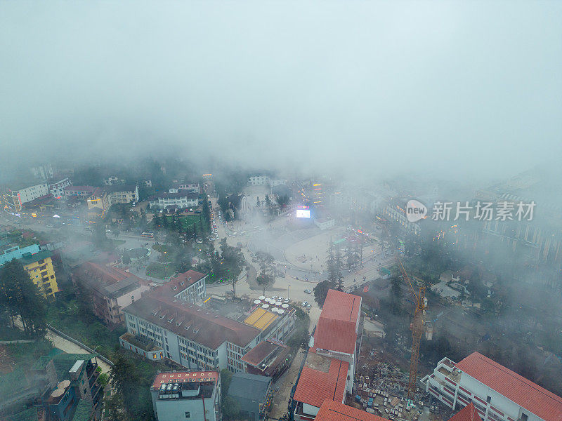 亚洲越南老蔡省萨帕市山城景观鸟瞰图，阳光明媚，夕阳西下，云中山景