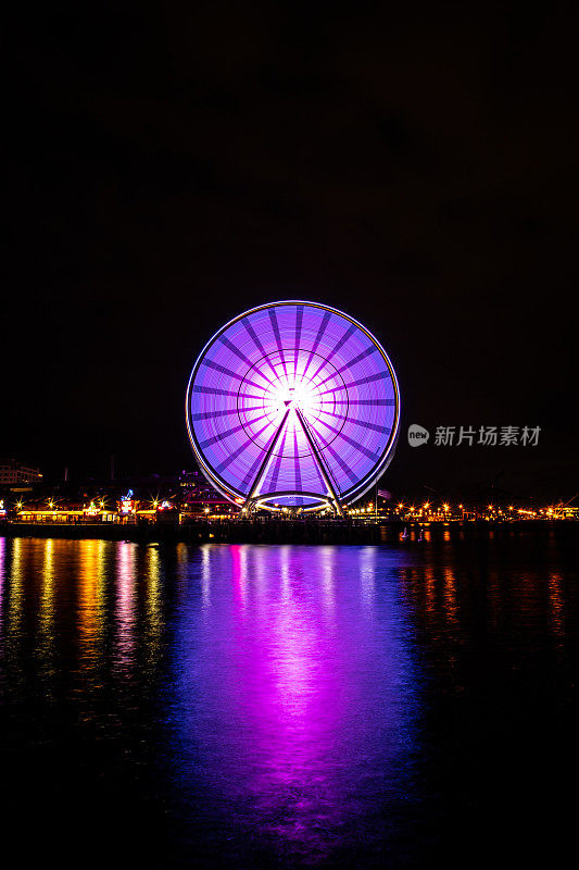 西雅图大车轮与复制空间在西雅图华盛顿点亮的夜晚反映太平洋码头69港长曝光摄影
