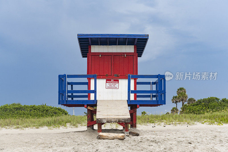 佛罗里达州可可海滩暴风雨天关闭的救生员小屋