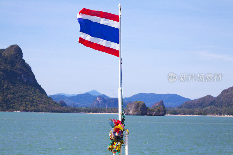 泰国国旗后面素叻他尼的海岸线