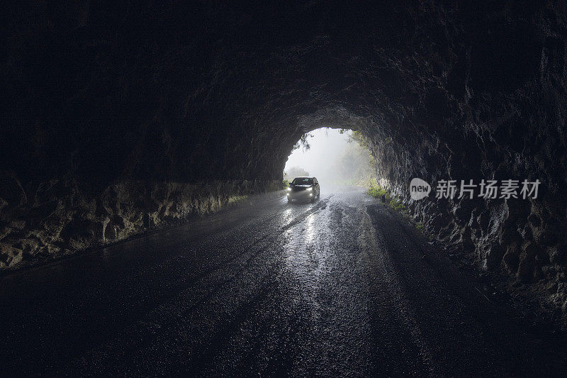 葡萄牙马德拉岛山路上的隧道。