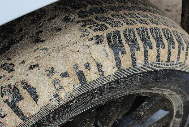 越野驾驶后车辆轮胎填沙的胎面花纹
