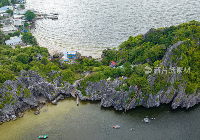 越南西南部，热带岛屿，江省Nghe岛，石灰岩岛屿的蓝色海水的抽象航空照片