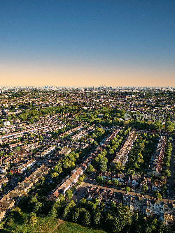 伦敦房屋和住宅街道的鸟瞰图，远处是城市天际线