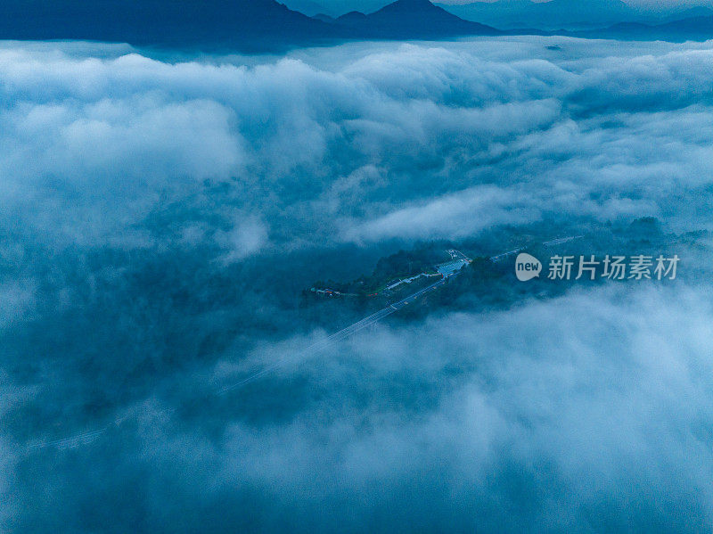 航拍山上美丽的日出和云海