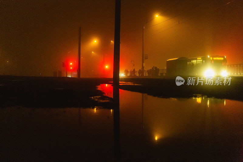 城市街道上的夜雾