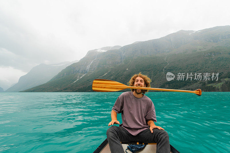 一个人在挪威的湖上划独木舟