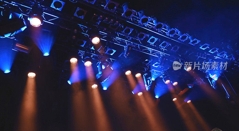 在音乐会期间，天花板上的聚光灯从上面照亮了舞台