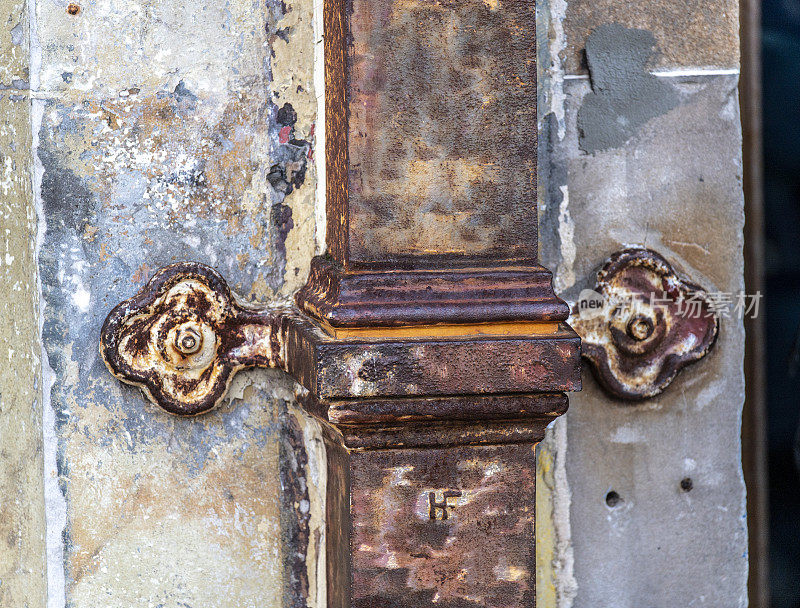 爱丁堡一扇旧门上锈迹斑斑的铰链