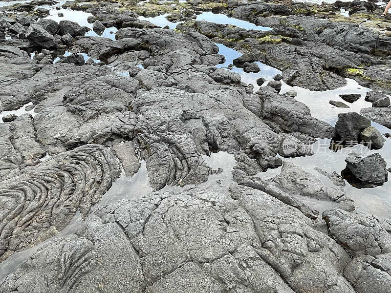 夏威夷黑沙滩上凝固的熔岩流