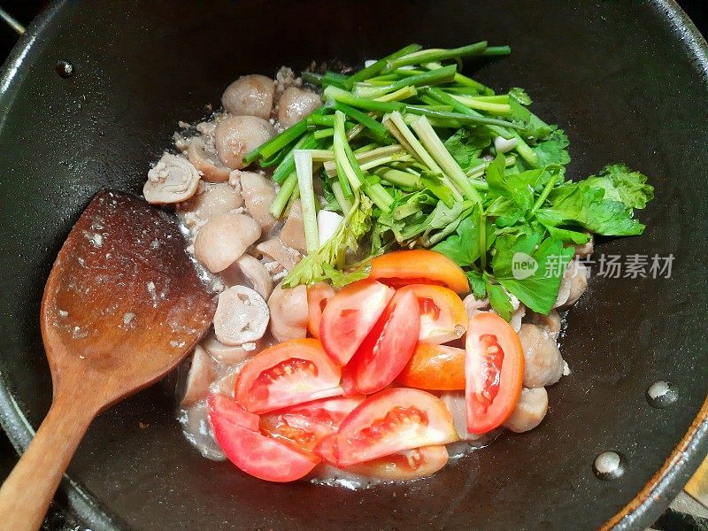 炒菜草菇肉末——食品制作。