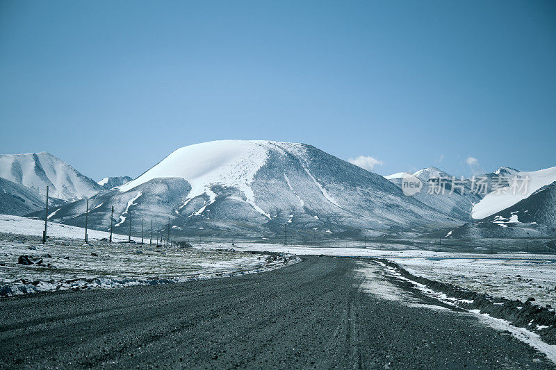 阿拉贝尔高原上白雪皑皑的山峰和融化的湖泊