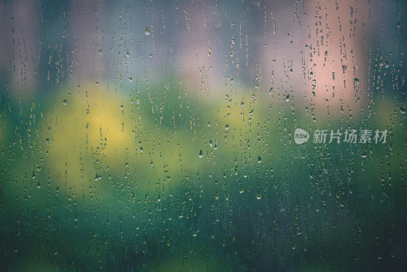 下雨天望窗外