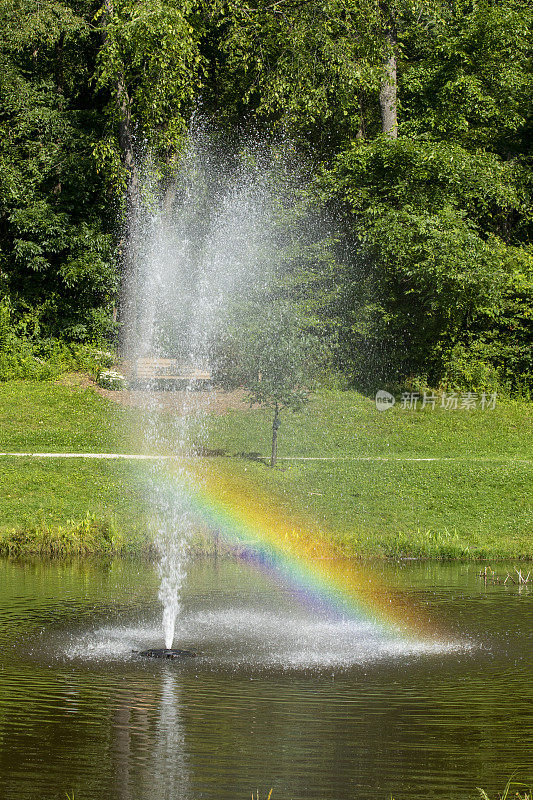 池塘喷泉彩虹