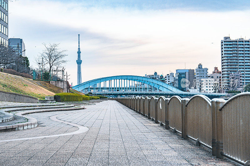 东京的隅田河和高楼大厦