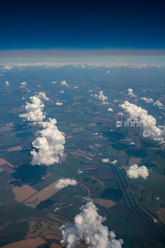 农田和地平线，鸟瞰图。飞机视角