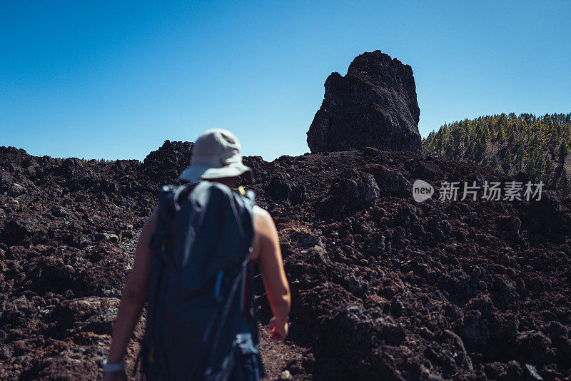 在特内里费岛泰德火山景观徒步旅行的妇女